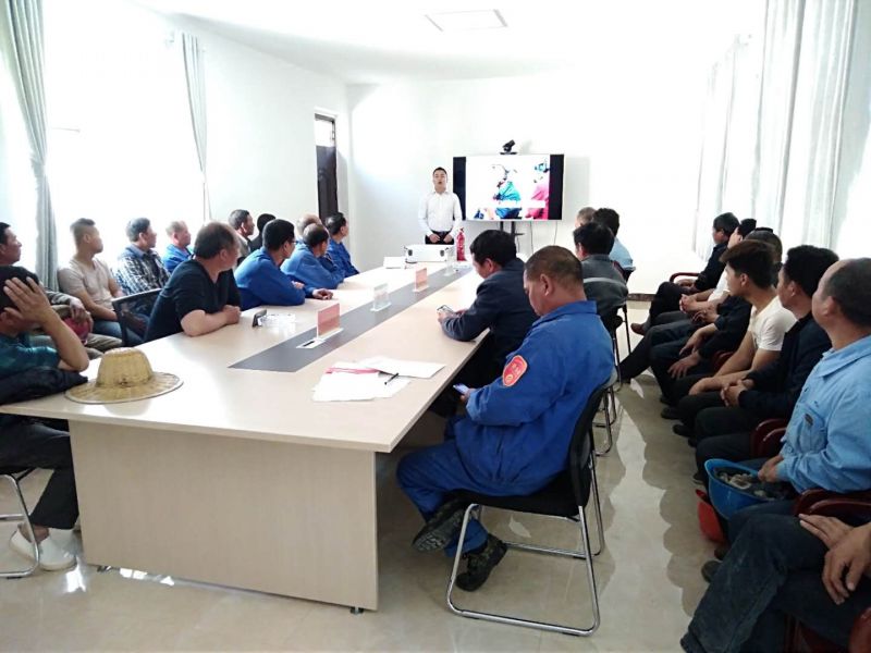 
				   
					黃河同力鹿角嶺礦山舉行滑塌、消防事故應(yīng)急救援演練
				 